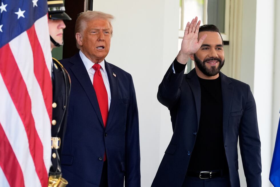 El presidente Donald Trump saluda a su homólogo salvadoreño Nayib Bukele a su llegada al Ala...
