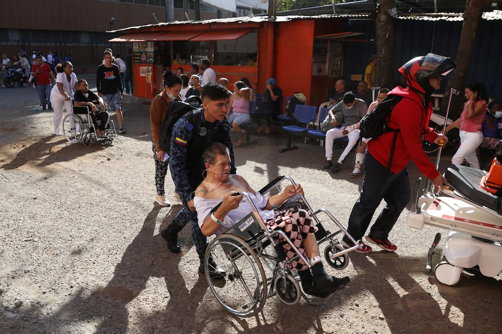 Los pacientes son evacuados de un hospital tras el terremoto que azotó Cali, Colombia, el...