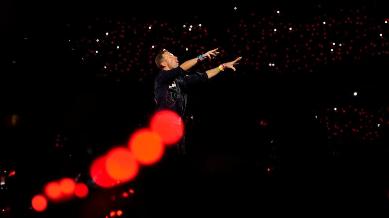 ARCHIVO - Chris Martin, vocalista de Coldplay, se presenta durante la gira mundial "Music Of...