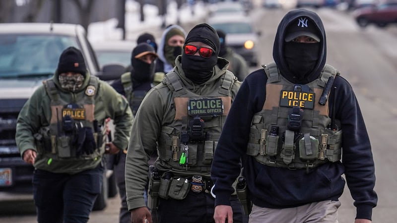 Agentes federales llevan a cabo un operativo migratorio el 5 de febrero de 2026, en las calles...