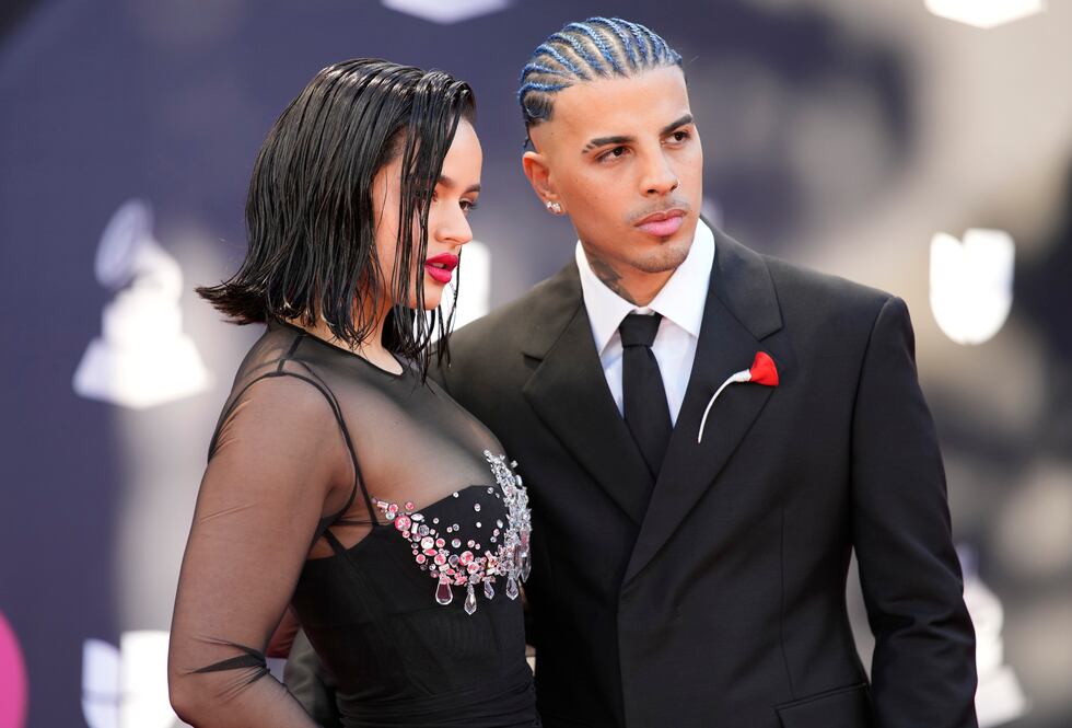 Rosalía, izquierda, y Rauw Alejandro llegan la 23a entrega anual del Latin Grammy en la...