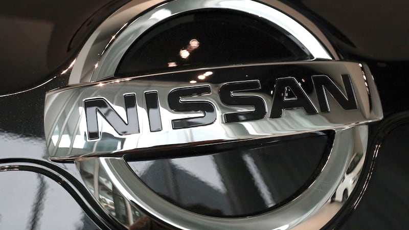 ARCHIVO - El logo de Nissan es exhibido en una concesionaria de la compañía en Tokio, el 21 de...