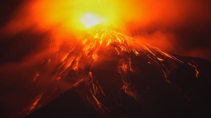 Ríos de lava fluyen del cráter del Volcán de Fuego, visto desde San Juan Alotenango,...