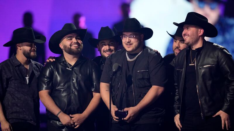 Grupo Frontera recibe el premio a mejor canción regional mexicana por "No se va (en vivo)" en...