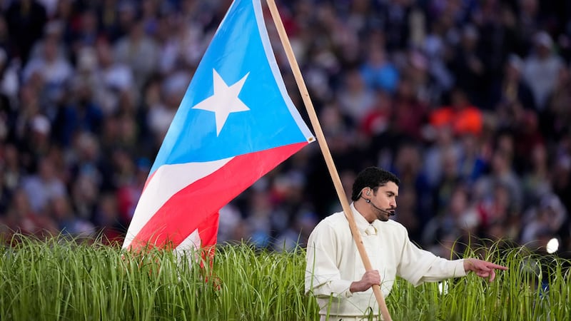 Bad Bunny durante su presentación en el espectáculo de medio tiempo del Super Bowl 60 de la...