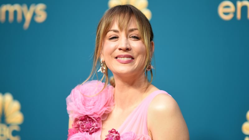 ARCHIVO - Kaley Cuoco llega a la 74ª edición de los Primetime Emmy Awards, el 12 de septiembre...
