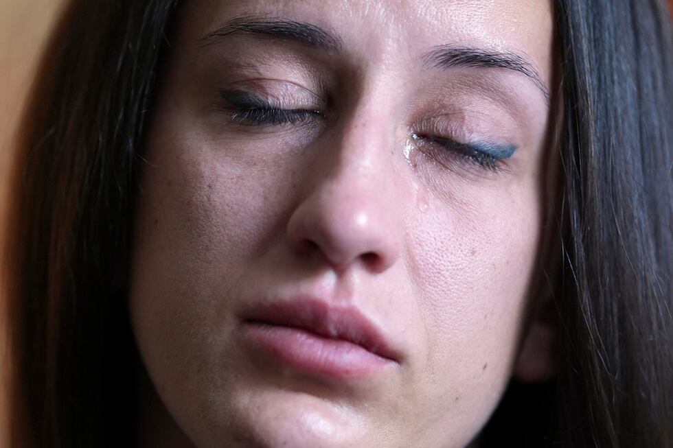 Oksana Tarasiuk llora al hablar sobre su esposo, Maksym Chernyak, quien falleció mientras...