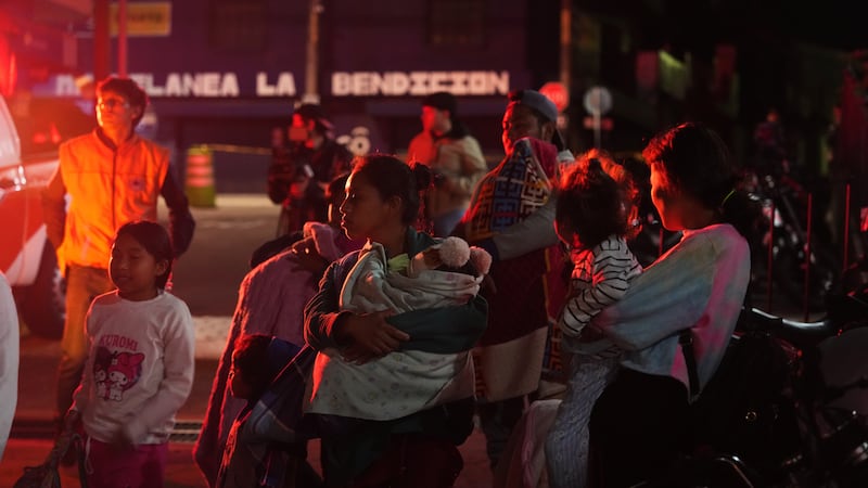 Familias evacuadas de las zonas aledañas al volcán de Fuego llegan a un refugio temporal en...