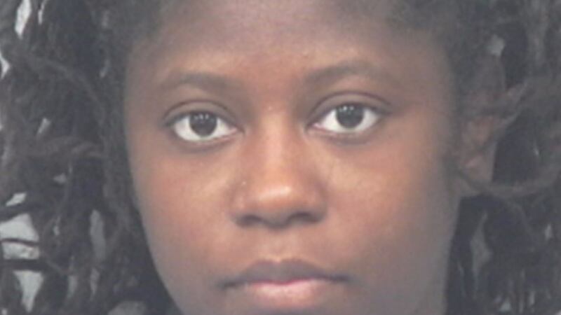 La mujer fue identificada como Azaria Shante Burton, de 23 años, y enfrenta siete cargos.