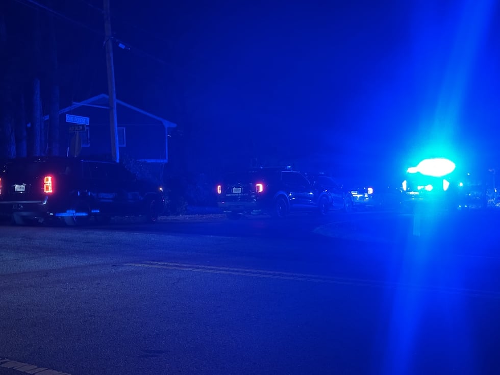 El sospechoso posteriormente huyó del negocio y se ocultó en su vivienda hasta que fue arrestado.