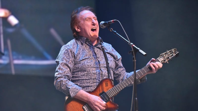 ARCHIVO - Denny Laine actúa el jueves 17 de enero de 2019 en el Arcada Theatre de St. Charles,...