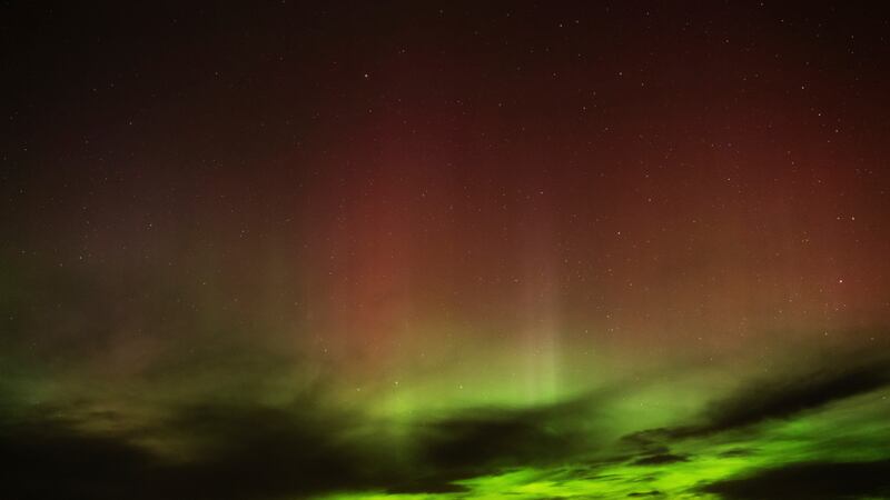Una aurora boreal se ve en el cielo nocturno en las primeras horas de la mañana del lunes 24...