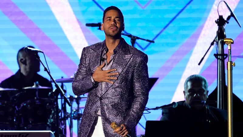 ARCHIVO- Romeo Santos interpreta "Invéntame" en la gala en honor a la Persona del Año de la...