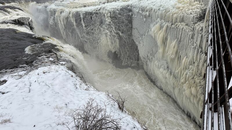 La bruma de Great Falls crea un paraíso helado en las cataratas de Paterson, Nueva Jersey, el...