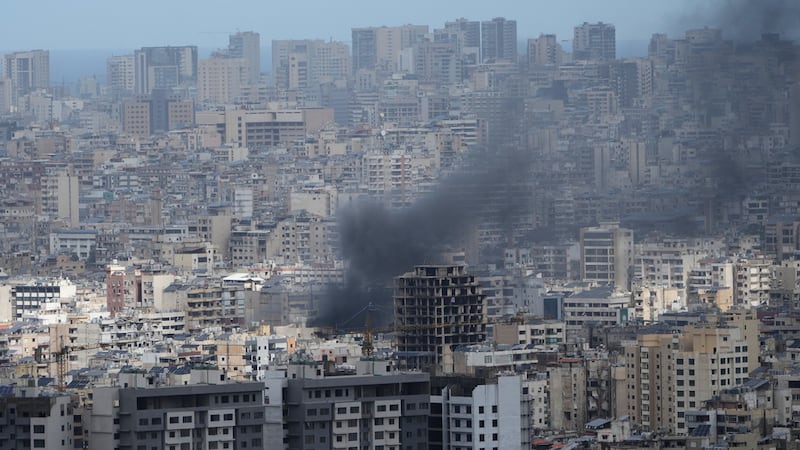 Una columna de humo se eleva tras un ataque aéreo israelí en Dahiyeh, en los suburbios sureños...