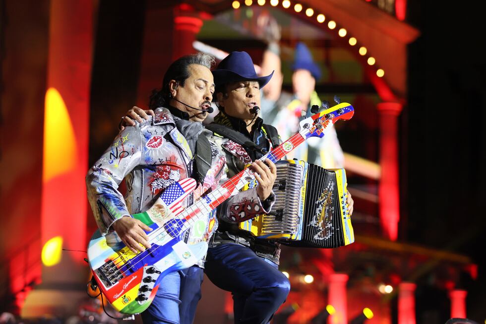 Hernán Hernández, izquierda, y Jorge Hernández, derecha, de la banda mexicana Los Tigres del...