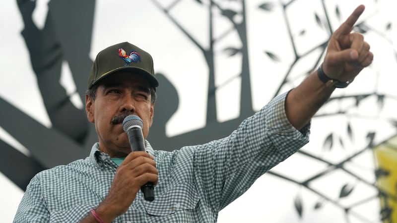 El presidente venezolano Nicolás Maduro hace gestos a los miembros jóvenes del Partido...