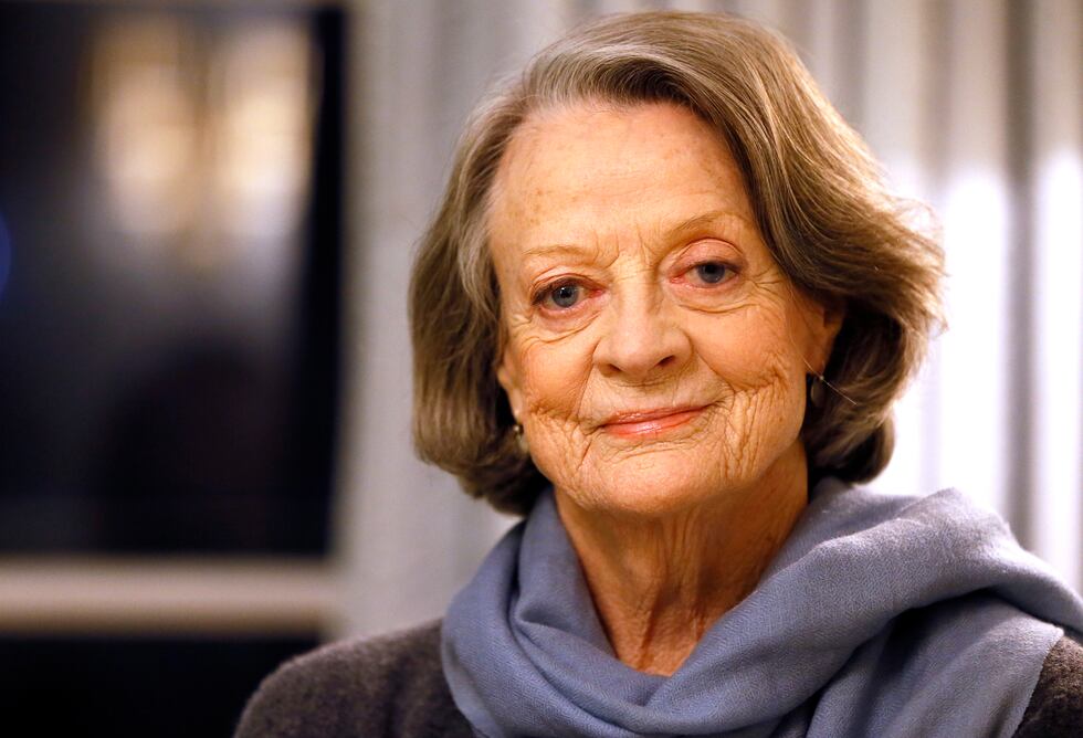 ARCHIVO - La actriz británica Maggie Smith posa en Londres el 16 de diciembre de 2015. Smith,...