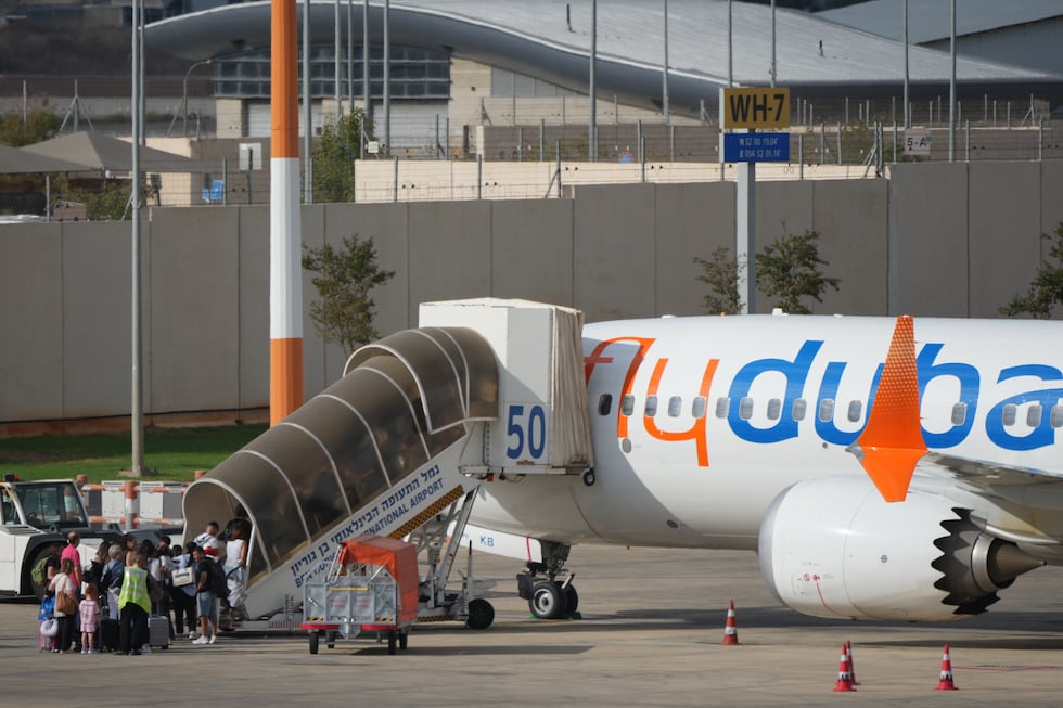 Pasajeros embarcan en un avión de FlyDubai en el Aeropuerto Internacional Ben Gurión, cerca de...