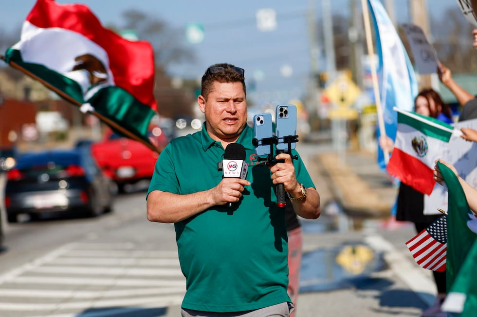 Mario Guevara, reportero de habla hispana del área metropolitana de Atlanta, cubre una...