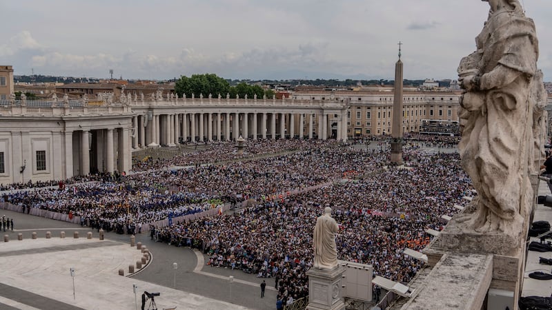 ARCHIVO - Una multitud se reúne en la plaza de San Pedro en el Vaticano, donde el recién...
