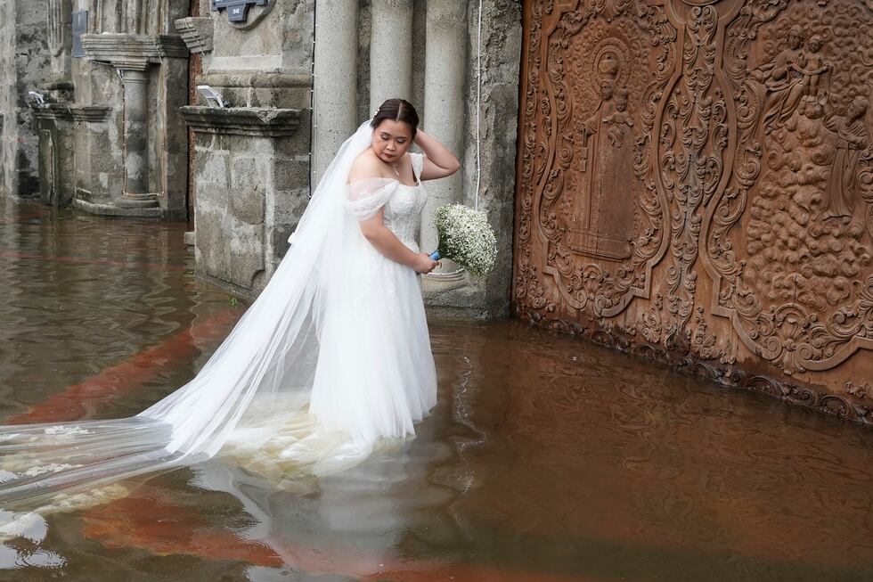 La novia Jamaica Aguilar se prepara para entrar a la iglesia inundada de Barasoain para su...