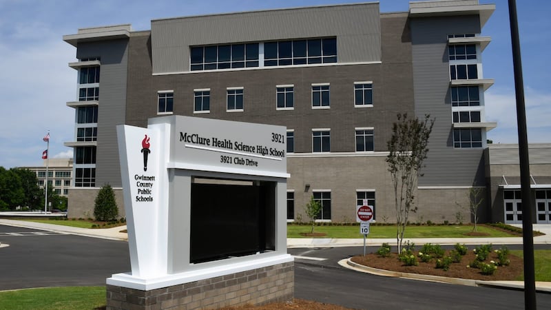 El incidente ocurrió poco después del comienzo de clases, ante la mirada de estudiantes y...