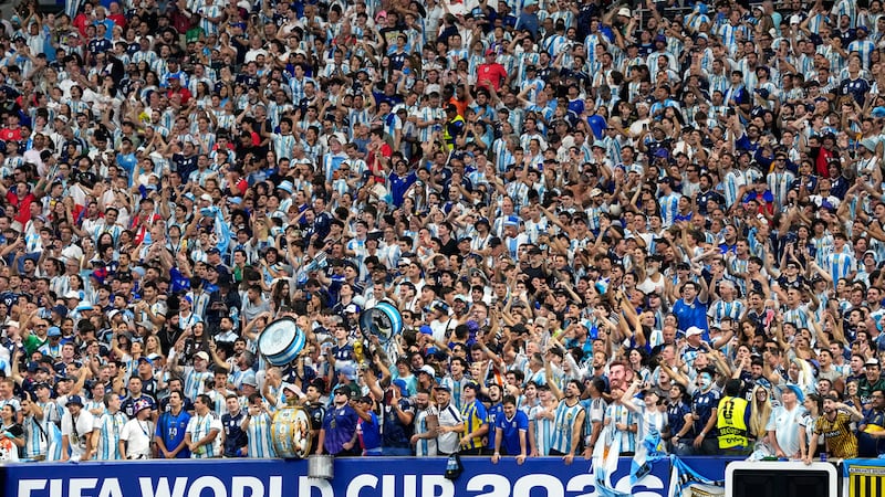 Hinchas argentinos alientan a su selección durante la semifinal mundialista ante Inglaterra en...