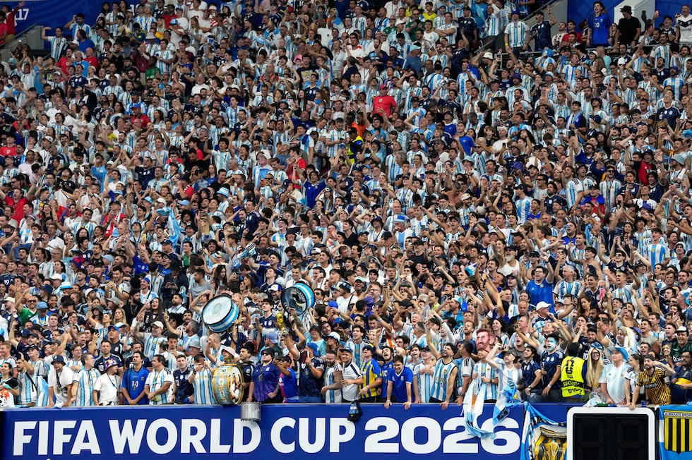 Hinchas argentinos alientan a su selección durante la semifinal mundialista ante Inglaterra en...