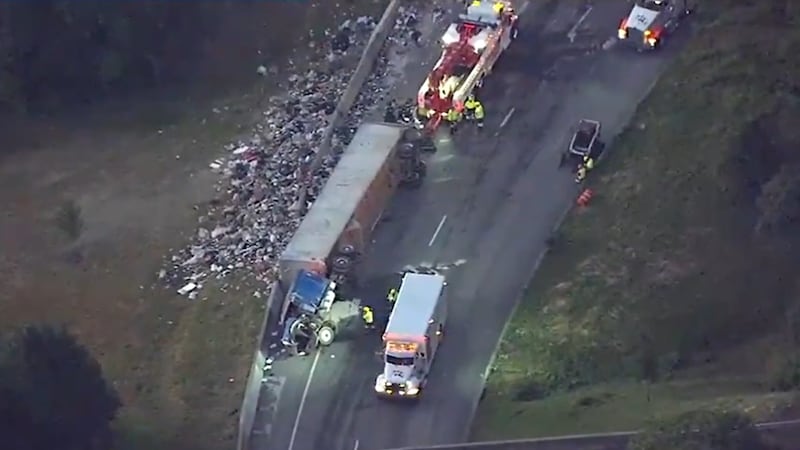 El accidente ocurrió en la rampa que comunica la I-285 rumbo este con la I-75 en dirección...