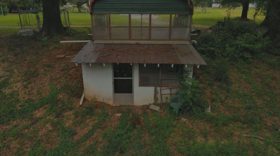 El búnker donde presuntamente tenían secuestrados a niños, de quienes abusaban sexualmente, en...