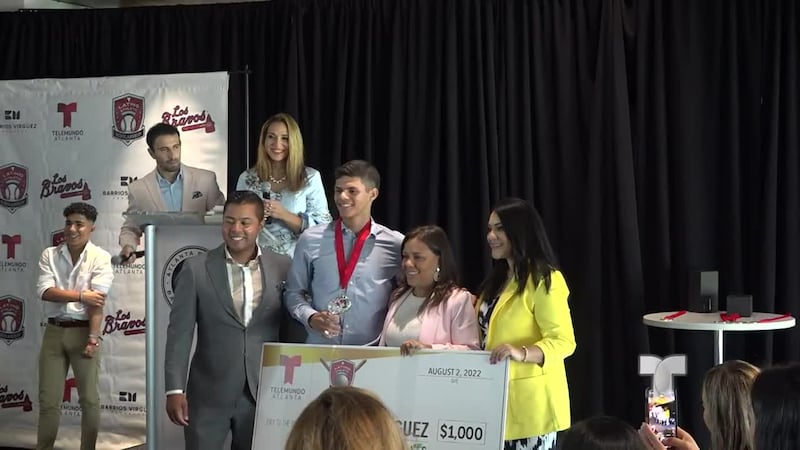 Tres jóvenes latinos recibieron becas deportivas por su habilidad en el béisbol.