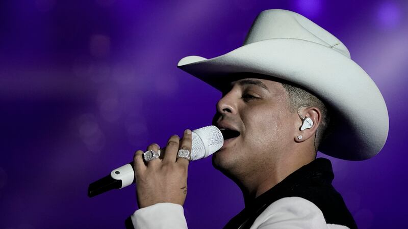 El vocalista Eduin Caz, de la banda de regional mexicano Grupo Firme, se presenta durante un...