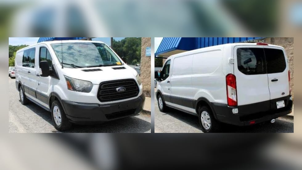 La mujer fue captada por cámaras de vigilancia llevándose las correspondencia en una camioneta...
