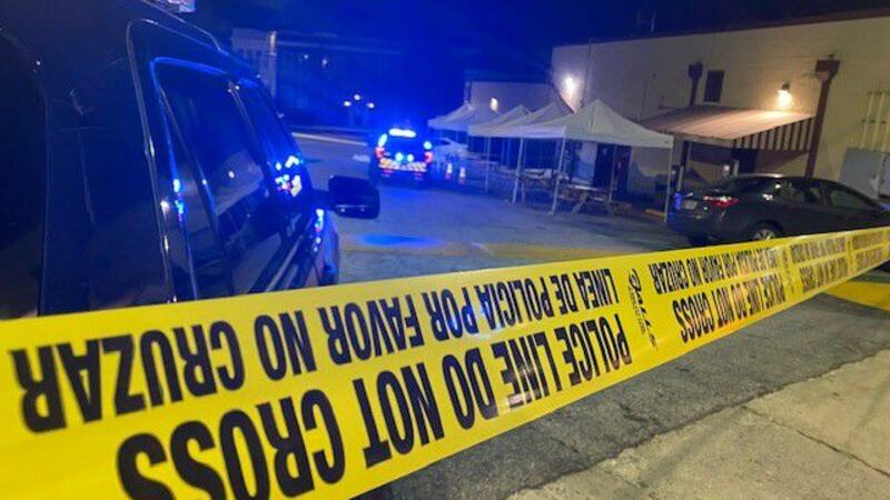 La víctima encontró ladrones en el estacionamiento del bar y trató de enfrentarlos, pero ellos...