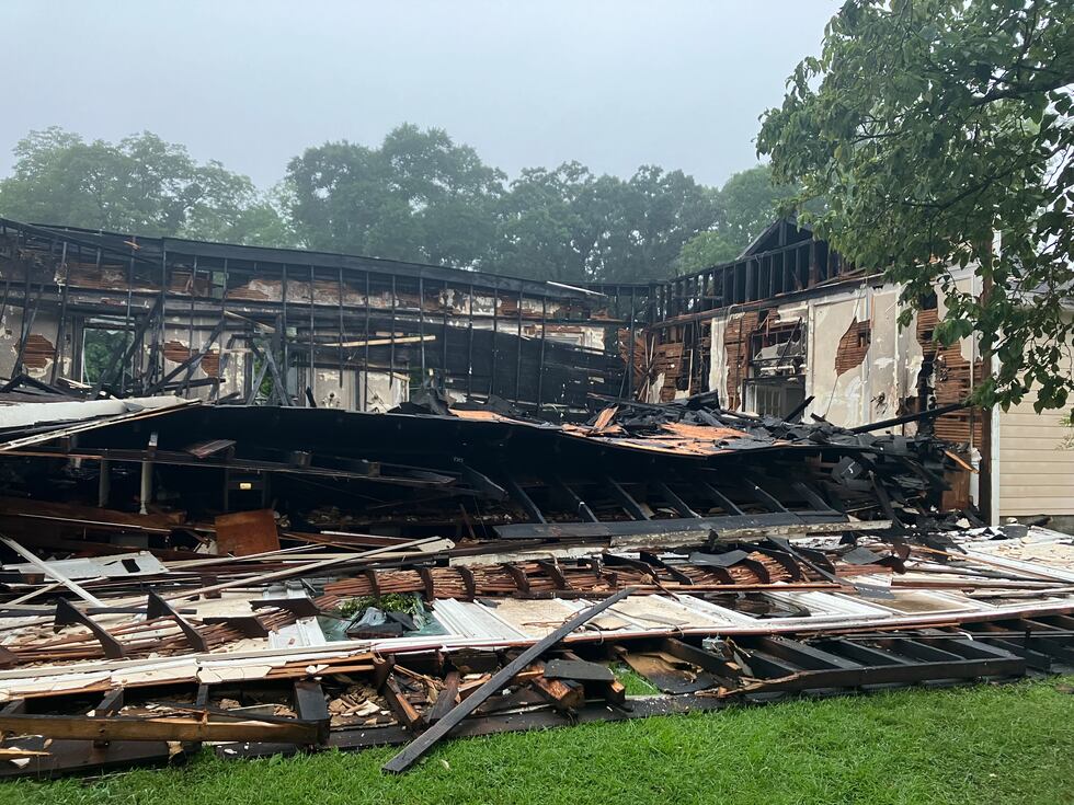 La iglesia quedó totalmente destruida por el fuego.