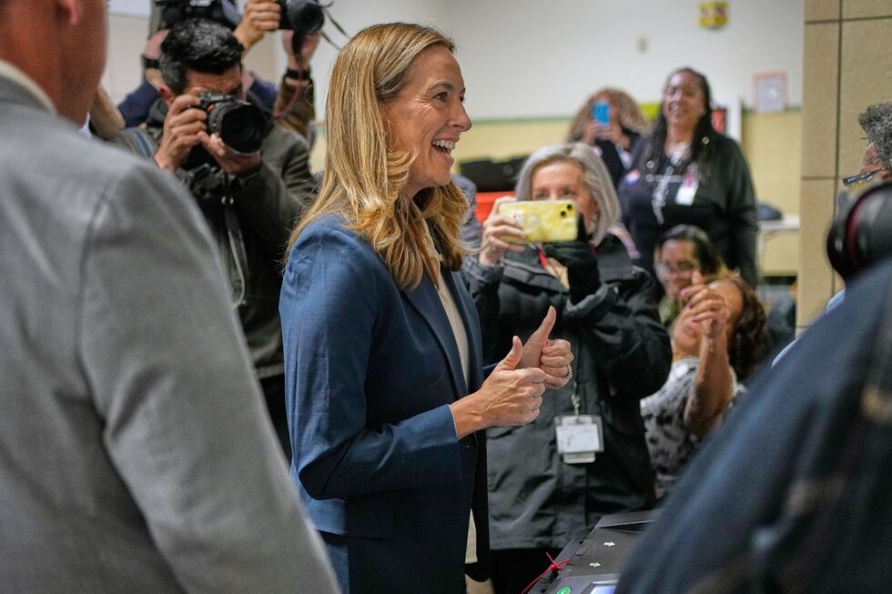 La candidata demócrata a la gubernatura de Nueva Jersey, Mikie Sherrill luego de sufragar, el...