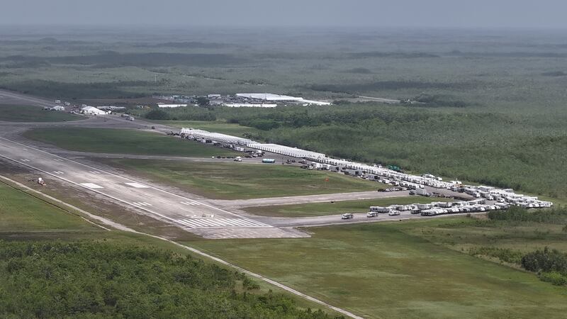 Esta imagen aérea muestra la construcción de un centro de detención para inmigrantes en un...