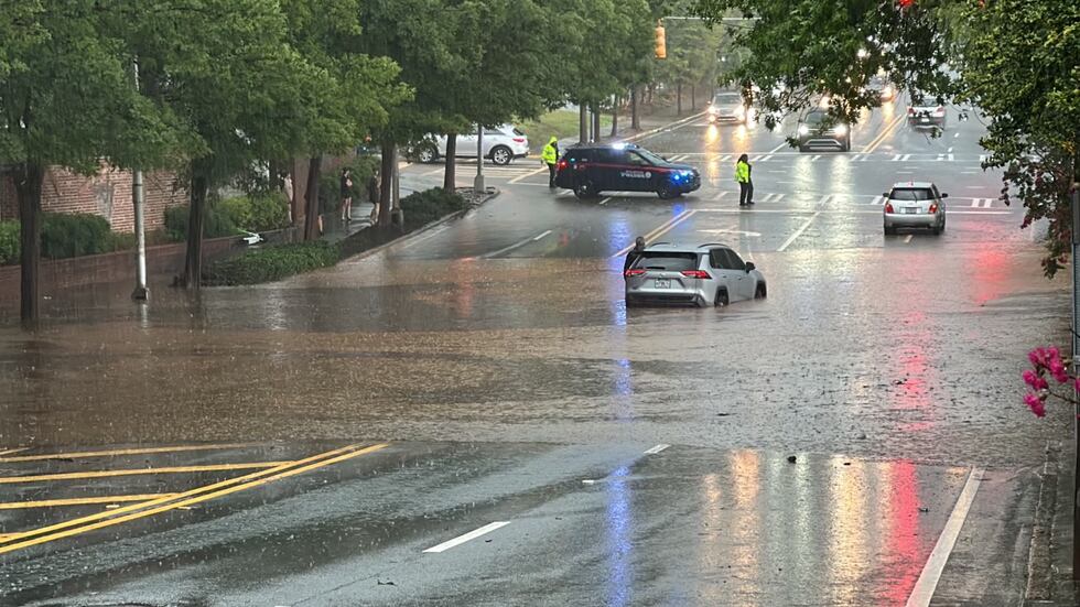 Un automóvil queda varado en medio de la inundación que se registró la cuadra del número 200...