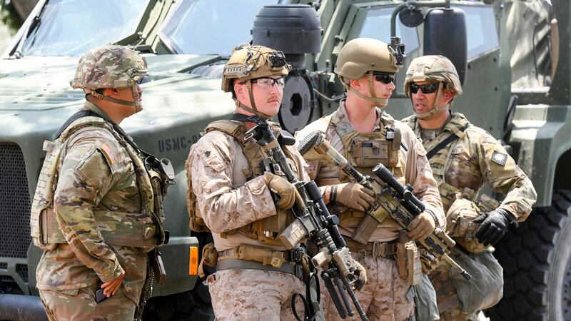 Infantes de Marina trabajan junto a integrantes de la Guardia Nacional de California frente a...