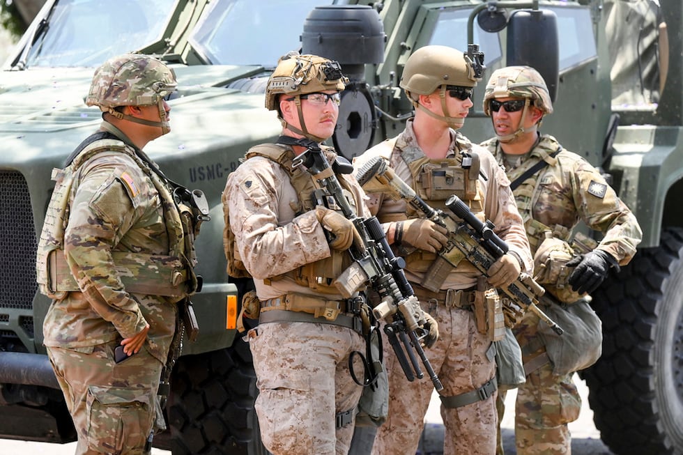 Infantes de Marina trabajan junto a integrantes de la Guardia Nacional de California frente a...