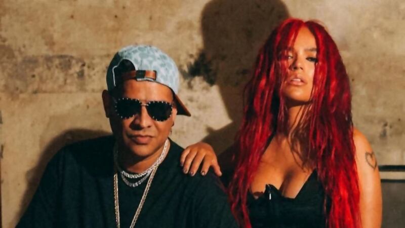 Los astros del reggaetón presentan su nuevo tema con un video candente.