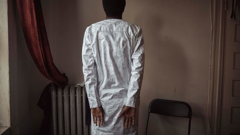 Abdoul, un migrante de 32 años oriundo de Mauritania, posa para una fotografía en su...