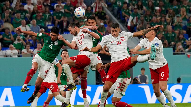 El polaco Grzegorz Krychowiak (10) y el mexicano Edson Álvarez tratan de rematar un balón de...