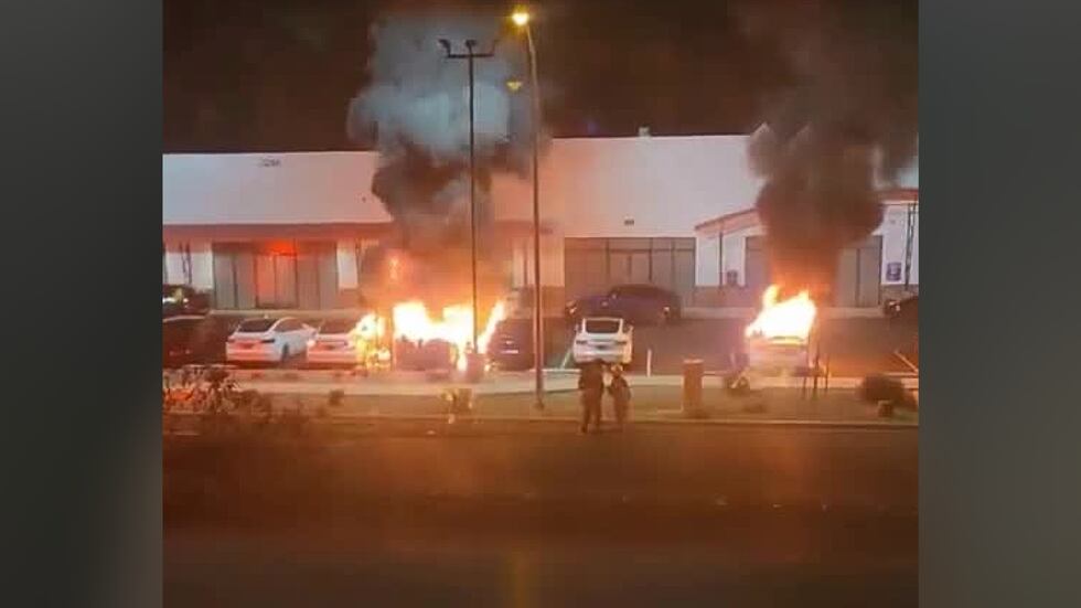 Incendio de vehículos en una instalación de Tesla en Las Vegas, Nevada.