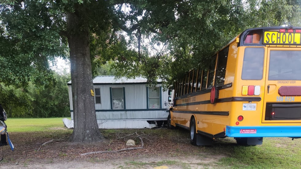 Un autobús escolar se estrelló contra una casa móvil en Orangeburg.