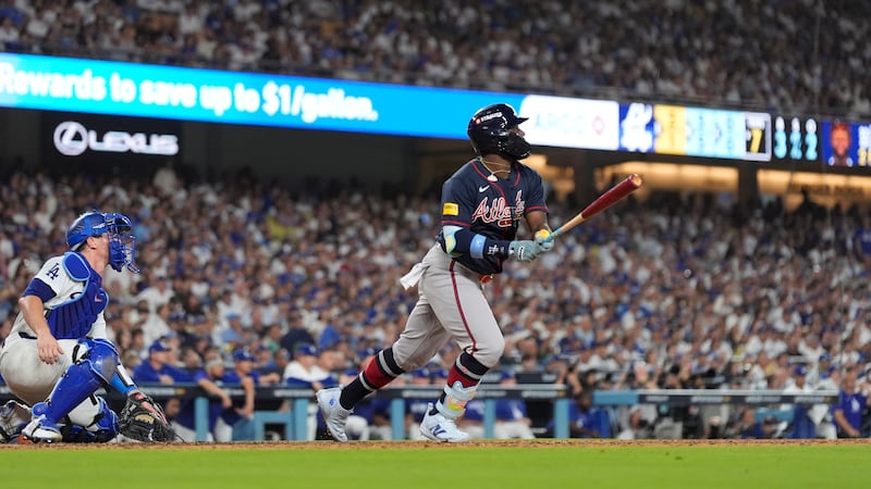 Michael Harris II, de los Bravos de Atlanta, observa su doble productor durante la séptima...