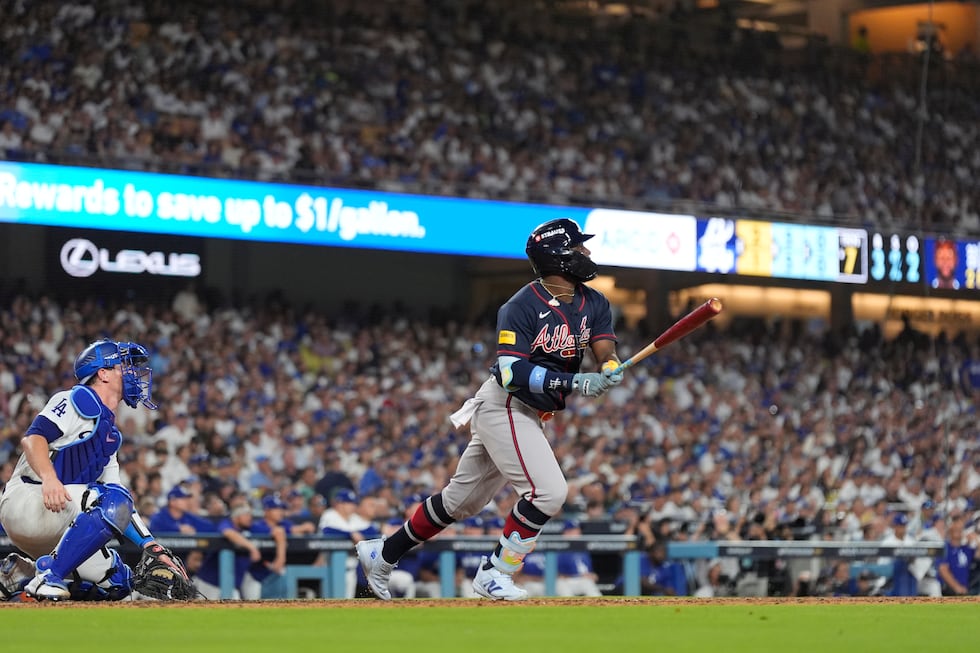 Michael Harris II, de los Bravos de Atlanta, observa su doble productor durante la séptima...