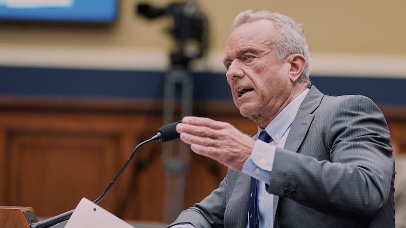 El secretario de Salud y Servicios Humanos, Robert F. Kennedy Jr., da su testimonio ante la...