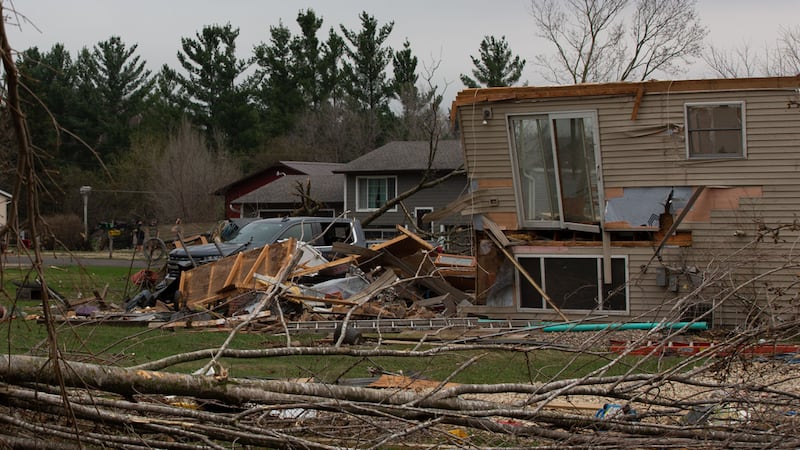 Escombros y ramas de árboles caídos cubren en suelo tras el paso de una fuerte tormenta que...